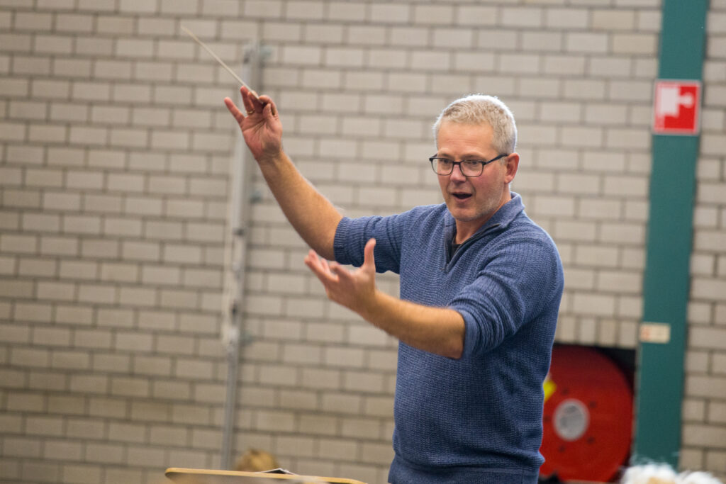 Dirigent Wim de Vries harmonieorkest eendracht